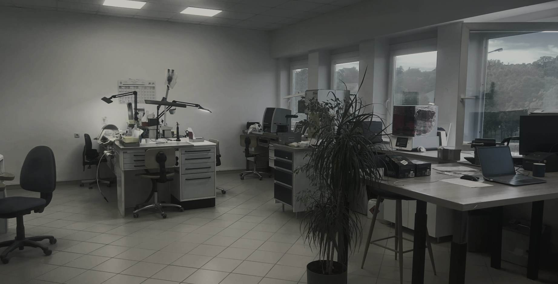 Vue d'ensemble de l'atelier du laboratoire Identik Dentaire